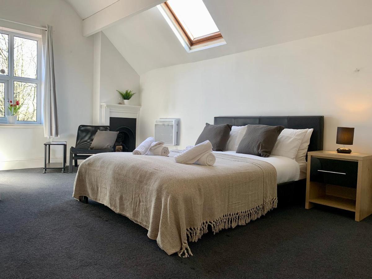 Somerford Place - 6 Beds - Sleeps 12 - Parks 2-3 Cars/Vans Willenhall Exterior foto